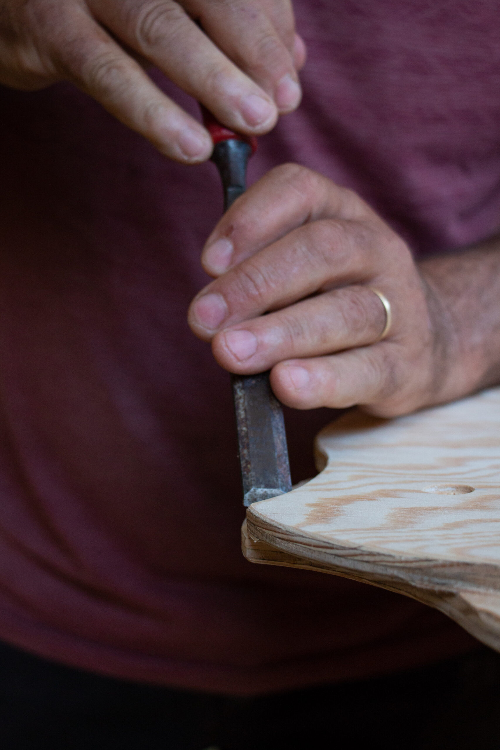 à propos Mains d'un artisan travaillant sur une alvéole