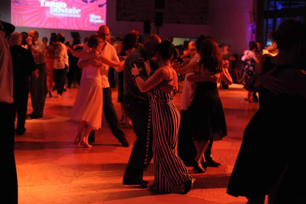 Participants dansant lors du Festival Tango Postale à Toulouse