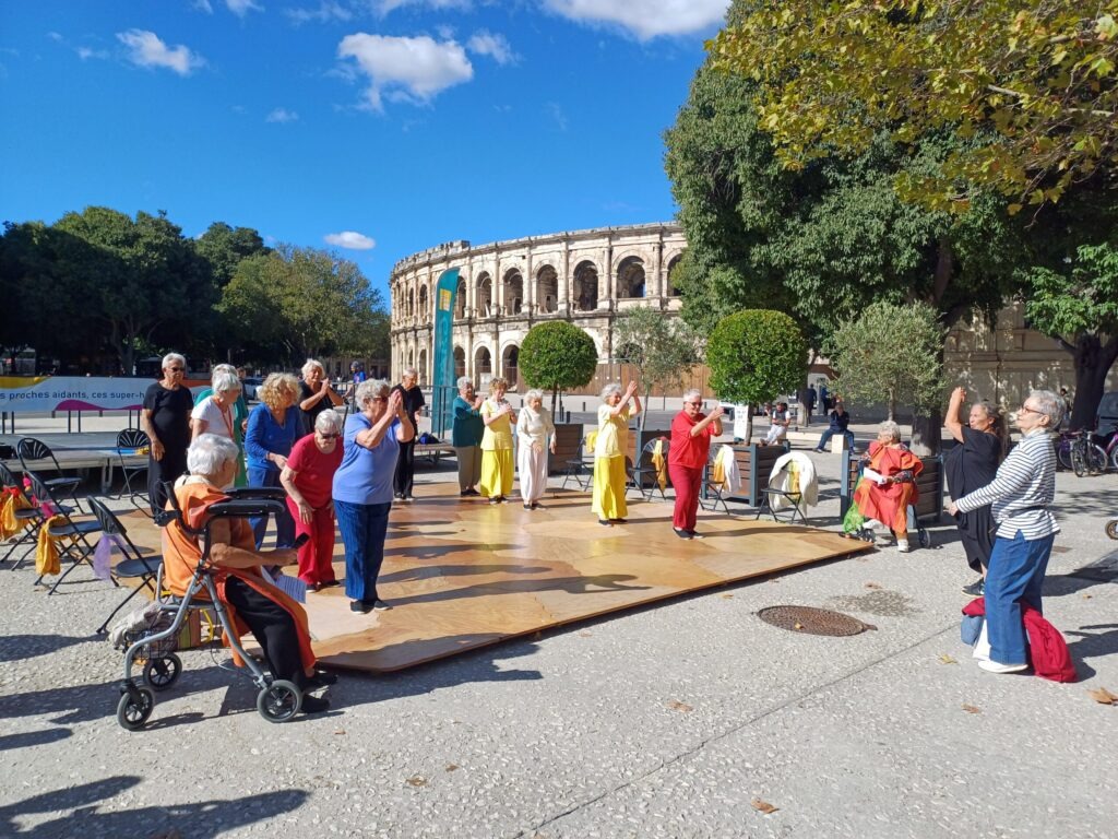 Participants d'un Spectacle de danse senior organisé par l'Association Le sens des âmes sur scène aux arènes de Nîmes