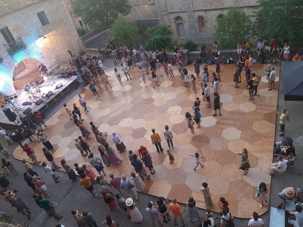 Participants dansant lors d’un bal trad au festival Undàrius à Gérone