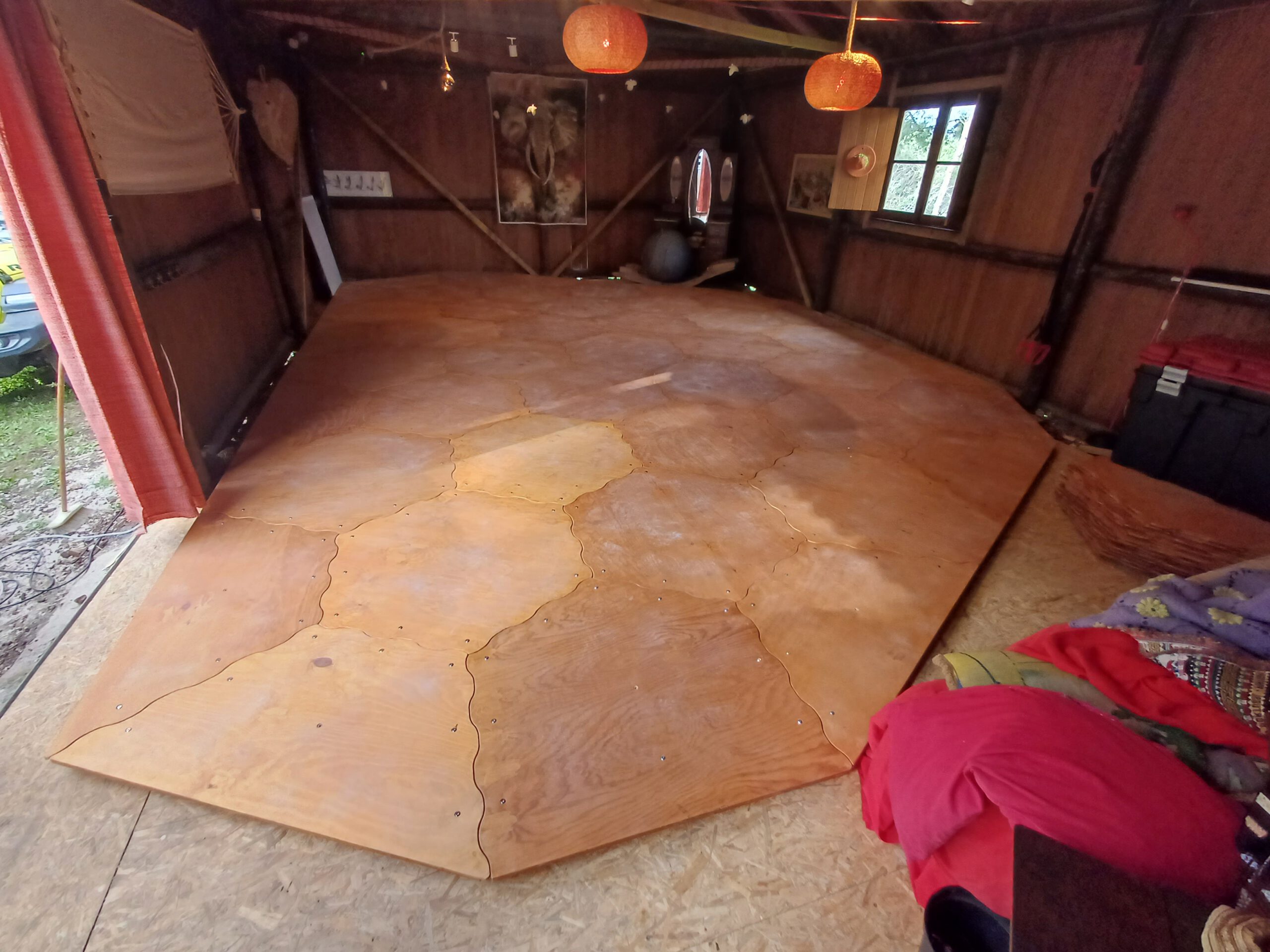 Installation d'un parquet miel en intérieur pour un évènement privé