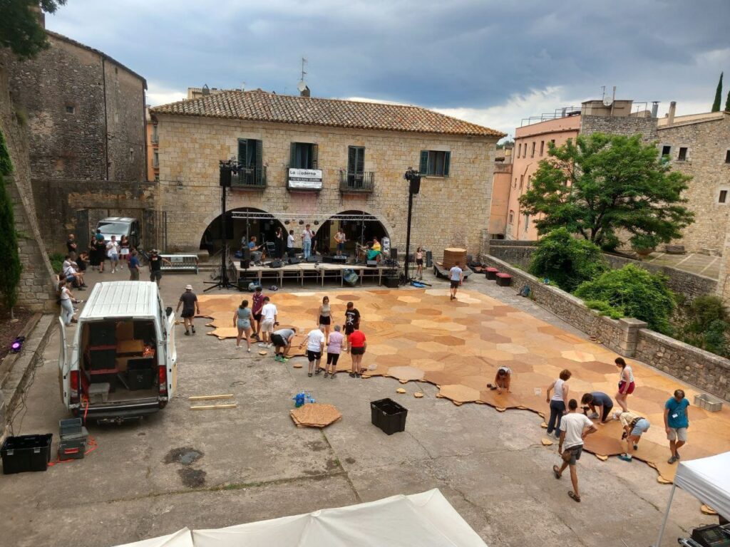 Installation d'un parquet miel pour le Festival Undarius à Gérone (Espagne)