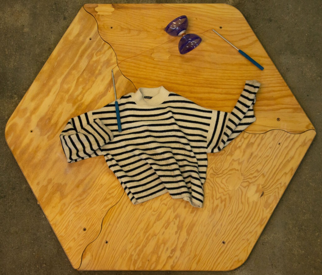 Une mini graine de parquet miel avec un pull et un diabolo